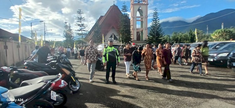 POLRES MANGGARAI LAKSANAKAN PENGAMANAN MISA HARI MINGGU DI SEJUMLAH GEREJA, WUJUD PELAYANAN DAN JAMINAN KEAMANAN BAGI UMAT YANG BERIBADAH