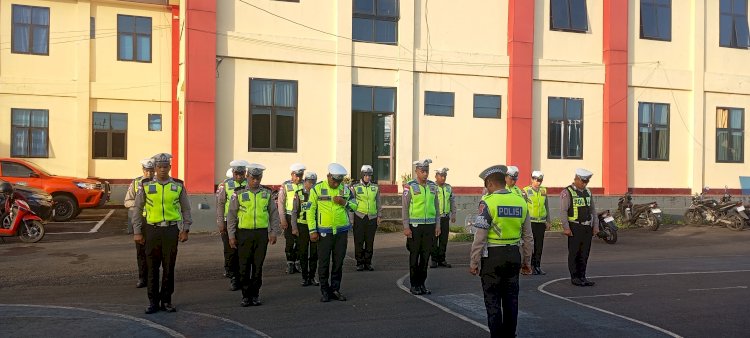 SATLANTAS POLRES MANGGARAI LAKSANAKAN PENGATURAN ARUS LALU LINTAS DAN BANTU PENYEBERANGAN PELAJAR DI WILAYAH HUKUM POLRES MANGGARAI