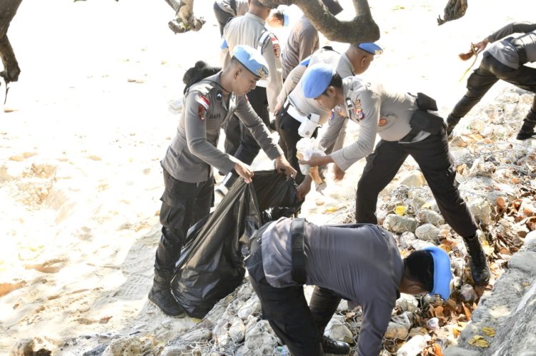Kabidpropam Polda NTT Pimpin Penyematan Baret Biru dan Aksi Bersih Pantai Pasir Panjang