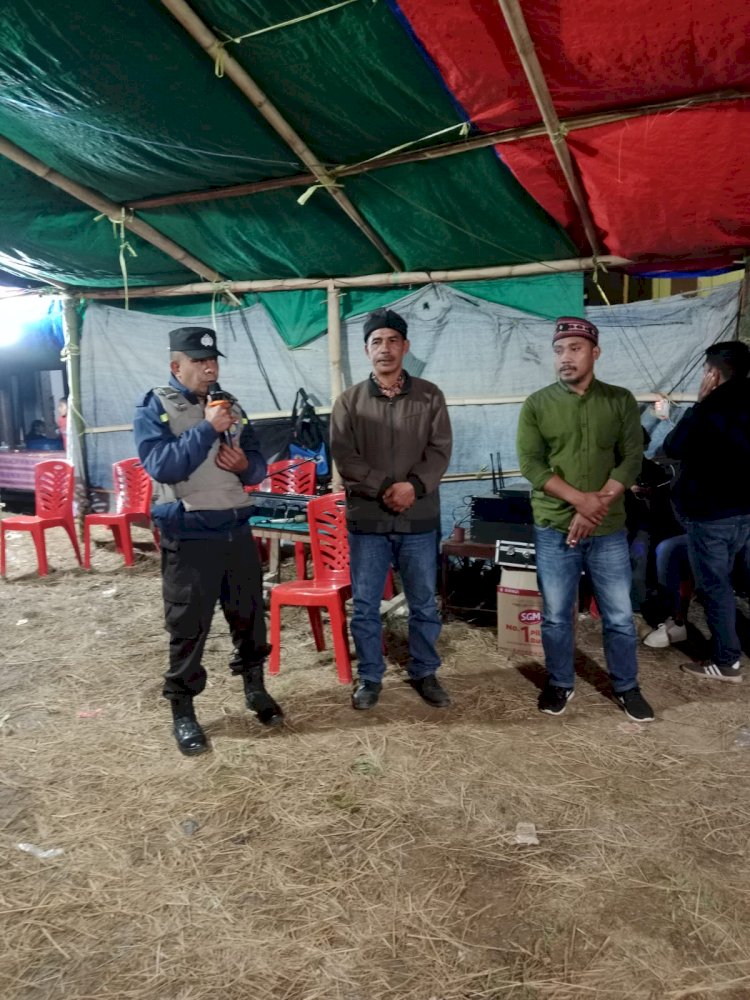 Bhabinkamtibmas Kecamatan Lelak Laksanakan Patroli dan Himbauan Kamtibmas pada Acara Pesta Sekolah di Desa Lentang