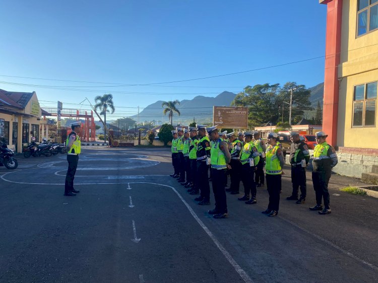 SATLANTAS POLRES MANGGARAI LAKSANAKAN PENGATURAN ARUS LALU LINTAS DAN PELAYANAN PAGI, WUJUDKAN KEAMANAN SERTA KESELAMATAN PENGGUNA JALAN