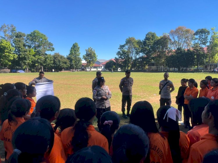 SAT BINMAS POLRES MANGGARAI SOSIALISASIKAN BAHAYA LOVE SCAMMING DAN PORNOGRAFI KEPADA MAHASISWI UNIKA SANTU PAULUS RUTENG