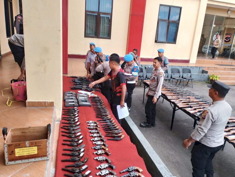 CEGAH PENYALAHGUNAAN SENJATA API, BIDPROPAM POLDA NTT LAKUKAN PEMERIKSAAN DATA SENPI DAN AMUNISI DI POLRES MANGGARAI