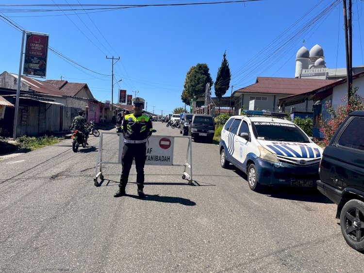 Satlantas Polres Manggarai Hadir Berikan Rasa Aman, Pengamanan dan Pengaturan Lalu Lintas Sholat Jumat di Masjid Baiturahman Kumba Berjalan Lancar