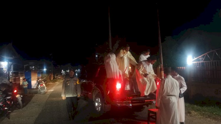 POLSEK REO LAKSANAKAN PENGAWALAN DAN PENGAMANAN PROSESI SAKRAMEN MAHA KUDUS CORPUS CHRISTI, RATUSAN UMAT KATOLIK IKUTI PERARAKAN DENGAN KHIDMAT