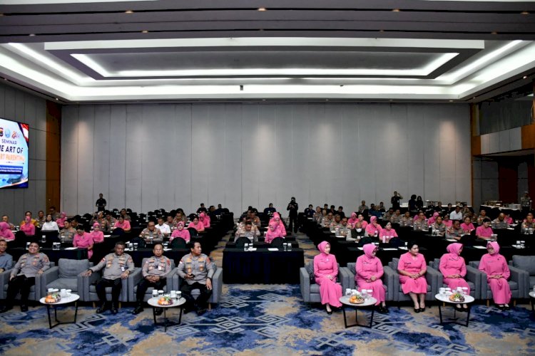 Satu Kapal Menuju Generasi Emas, Polda NTT Gelar Seminar The Art of Smart Parenting Sambut HUT Bhayangkara ke-80 dan HKGB ke-74