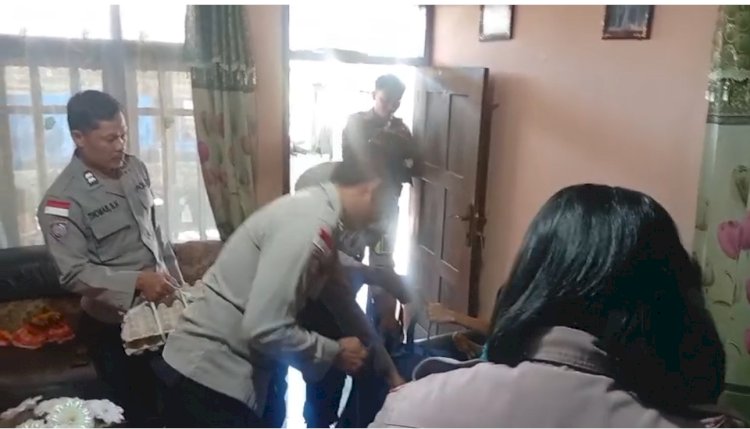 MENYAMBUT HARI BHAYANGKARA KE-80, SATUAN BINMAS POLRES MANGGARAI BERBAGI KASIH DENGAN MENYALURKAN SEMBAKO KEPADA PENYANDANG DISABILITAS