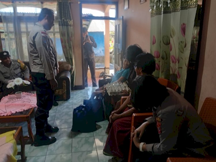 MENYAMBUT HARI BHAYANGKARA KE-80, SATUAN BINMAS POLRES MANGGARAI BERBAGI KASIH DENGAN MENYALURKAN SEMBAKO KEPADA PENYANDANG DISABILITAS