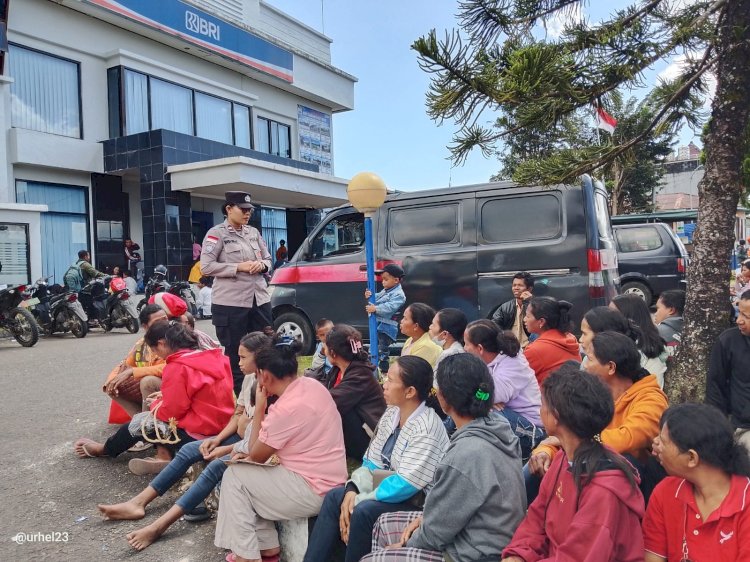SAT BINMAS POLRES MANGGARAI EDUKASI MASYARAKAT PENERIMA BANTUAN PENDIDIKAN AGAR MEMANFAATKAN DANA SECARA TEPAT SASARAN