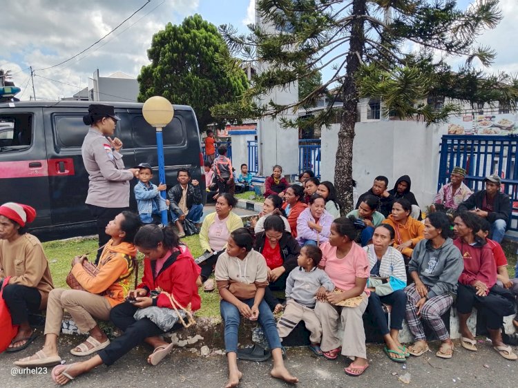 SAT BINMAS POLRES MANGGARAI EDUKASI MASYARAKAT PENERIMA BANTUAN PENDIDIKAN AGAR MEMANFAATKAN DANA SECARA TEPAT SASARAN
