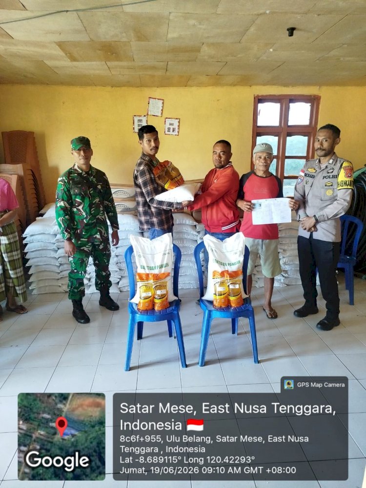 Pastikan Bantuan Tepat Sasaran, Bhabinkamtibmas Desa Papang Kawal Ketat Penyaluran Beras dan Minyak Goreng