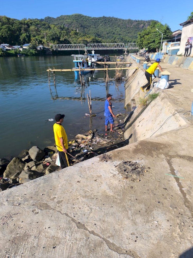 MENYAMBUT HARI BHAYANGKARA KE-80, SAT POLAIRUD POLRES MANGGARAI  POLDA NTT, GELAR BAKTI SOSIAL BERSIHKAN PANTAI DAN SUNGAI BERSAMA MASYARAKAT