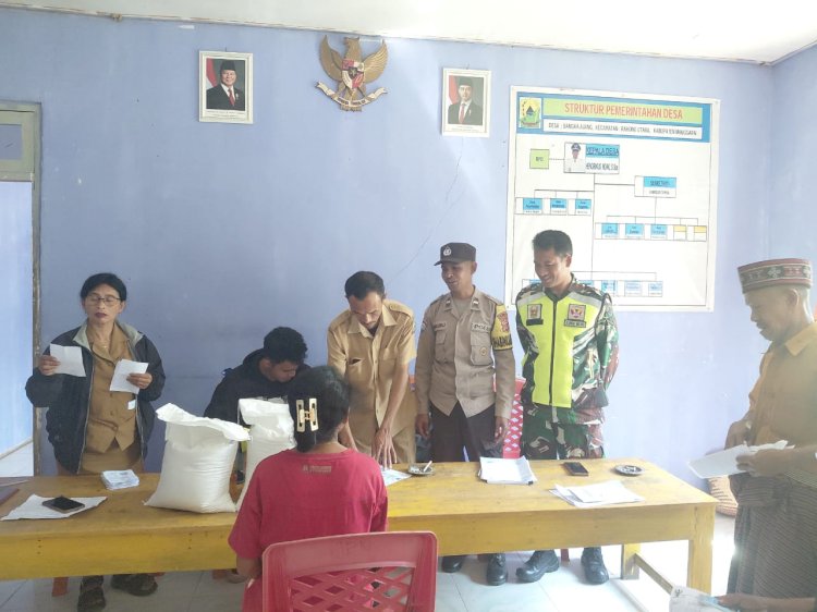 Bhabinkamtibmas Polres Manggarai Bersama Babinsa Kawal Pendistribusian Bantuan Pangan di Desa Bangka Ajang