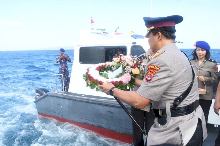Peringati Hari Bhayangkara ke-80, Kapolda NTT Pimpin Upacara Tabur Bunga di Perairan Bolok Kupang*