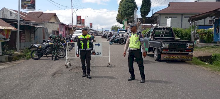SATLANTAS POLRES MANGGARAI BERIKAN PELAYANAN PRIMA MELALUI PENGAMANAN DAN PENGATURAN LALU LINTAS SAAT PELAKSANAAN SHOLAT JUMAT DI MASJID BAITURRAHMAN KUMBA