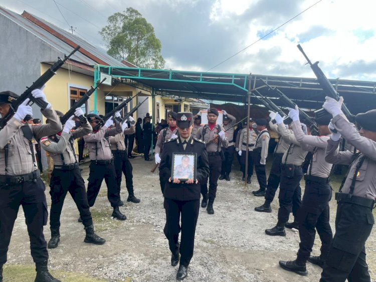 POLRES MANGGARAI LEPAS ANGGOTA TERBAIK DENGAN UPACARA PEMAKAMAN SECARA DINAS KEPOLISIAN, WUJUD PENGHORMATAN TERAKHIR KEPADA ALMARHUM AIPDA HENDRIKUS TASWAN