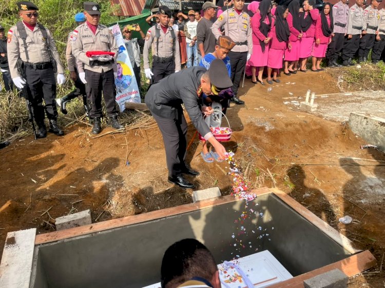 POLRES MANGGARAI LEPAS ANGGOTA TERBAIK DENGAN UPACARA PEMAKAMAN SECARA DINAS KEPOLISIAN, WUJUD PENGHORMATAN TERAKHIR KEPADA ALMARHUM AIPDA HENDRIKUS TASWAN