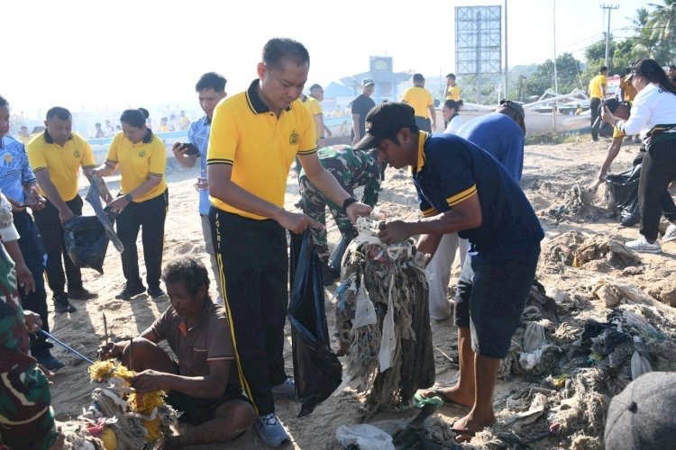 Apel Akbar Bersih Pantai Warnai Peringatan HUT Bhayangkara ke-80, Polda NTT Ajak Masyarakat Jaga Kelestarian Lingkungan