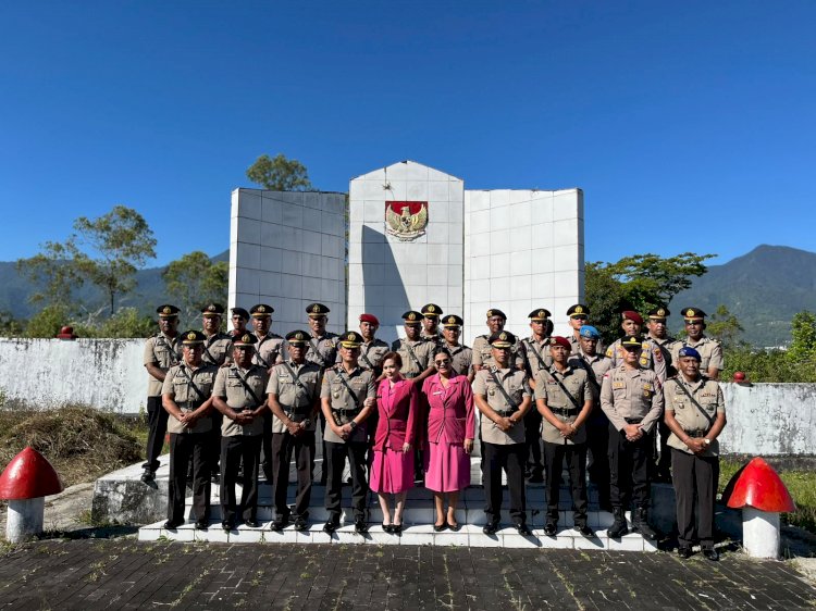 Kapolres Manggarai Pimpin Upacara Ziarah Rombongan dan Tabur Bunga di TMP Lalong Tanah Karot dalam Rangka HUT Bhayangkara Ke-80