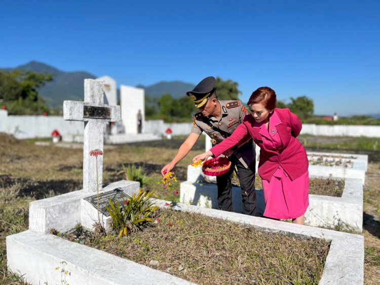 Kapolres Manggarai Pimpin Upacara Ziarah Rombongan dan Tabur Bunga di TMP Lalong Tanah Karot dalam Rangka HUT Bhayangkara Ke-80