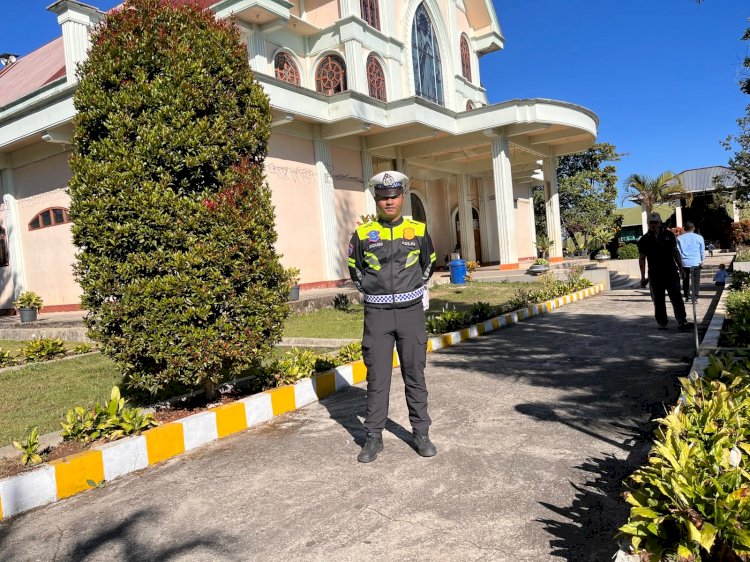 Polres Manggarai Kerahkan Personel Amankan Ibadah Hari Minggu di Seluruh Gereja, Wujud Nyata Pelayanan Polri kepada Masyarakat