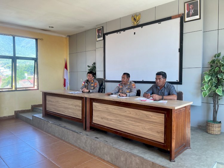 Kapolres Manggarai Berikan Arahan kepada Kapolsek dan Bhabinkamtibmas Jelang Pelaksanaan Pemilihan Kepala Desa