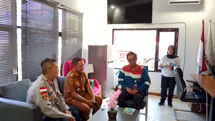 RESPON DAN GERAK CEPAT POLSEK REO, POLRES MANGGARAI ANTISIPASI ANTRIAN PANJANG PENGISIAN BBM DI SPBU REO
