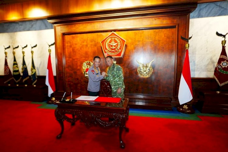 Kapolri Perkuat Soliditas TNI-Polri Lewat Silaturahmi dengan Panglima TNI di Mabes TNI*