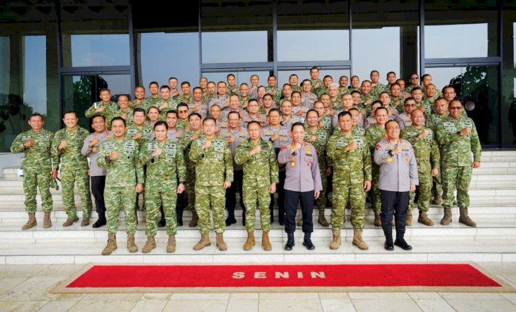 Kapolri Perkuat Soliditas TNI-Polri Lewat Silaturahmi dengan Panglima TNI di Mabes TNI*
