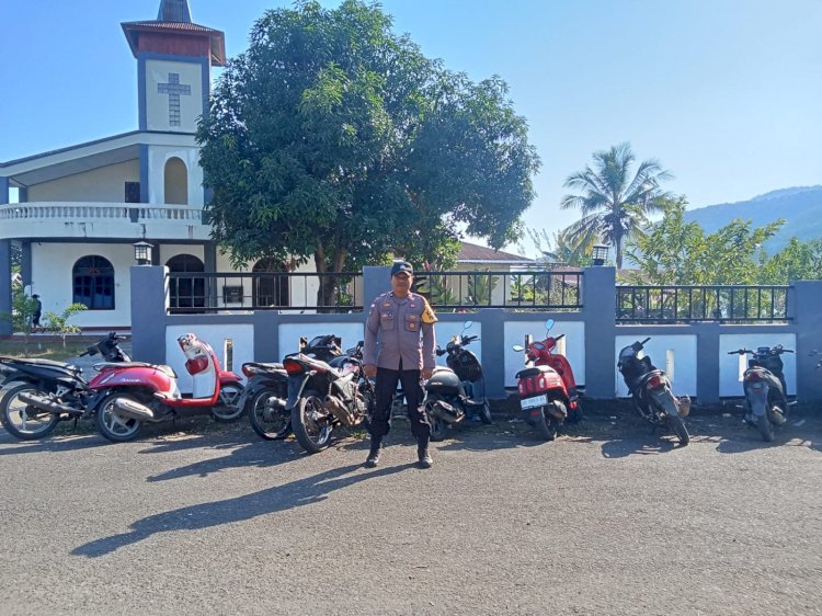 Personel Polres Manggarai Laksanakan Pengamanan Misa Hari Minggu, Wujud Nyata Pelayanan Polri untuk Menjamin Rasa Aman dan Khidmat Beribadah