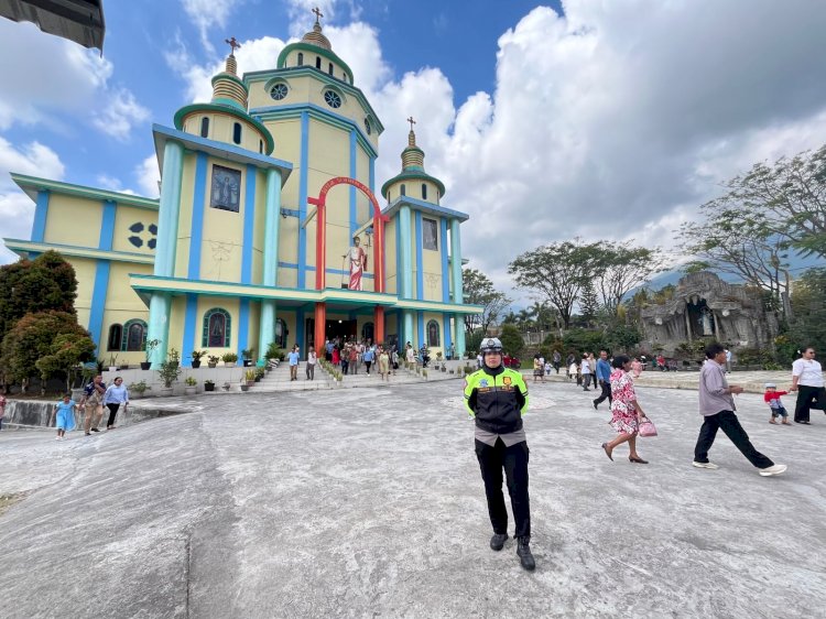 Personel Polres Manggarai Laksanakan Pengamanan Misa Hari Minggu, Wujud Nyata Pelayanan Polri untuk Menjamin Rasa Aman dan Khidmat Beribadah