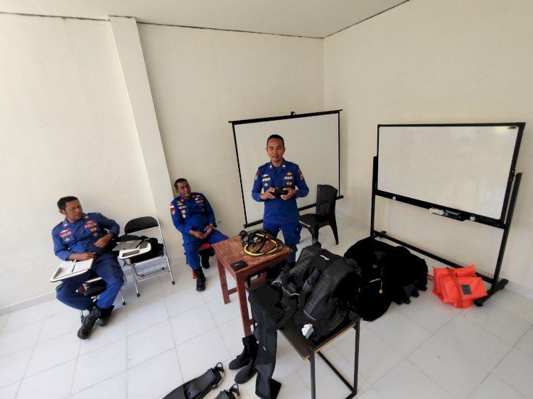 POLAIRUD POLRES MANGGARAI POLDA NTT TINGKATKAN KOMPETENSI GENERASI MUDA PESISIR, BERIKAN PEMBELAJARAN DIVING DAN SNORKELING KEPADA SISWA SMK MUTIARA BANGSA REOK