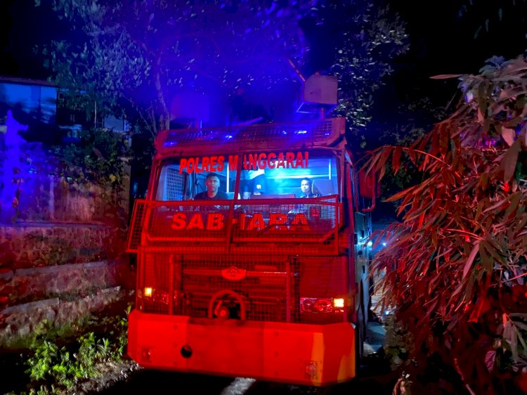 Personel Polres Manggarai Sigap Bantu Padamkan Kebakaran Rumah Warga di Rangkat