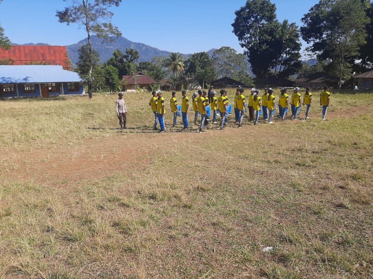 Bhabinkamtibmas Rahong Utara Dampingi Latihan Paskibraka HUT Kemerdekaan RI Ke-81 di Desa Buar