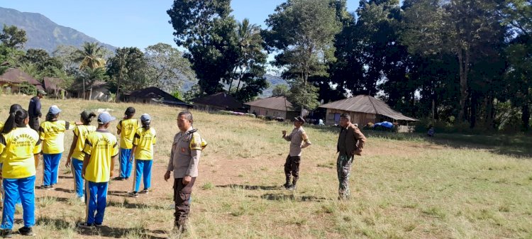 Bhabinkamtibmas Rahong Utara Dampingi Latihan Paskibraka HUT Kemerdekaan RI Ke-81 di Desa Buar