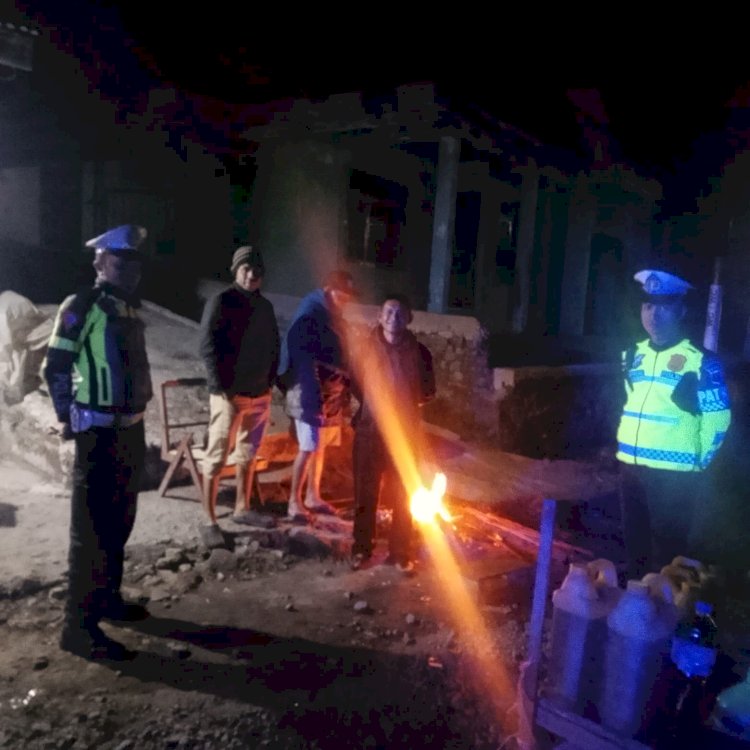 Patroli Malam dengan Pendekatan Tegur, Sapa, Salam, Satlantas Polres Manggarai Cegah Pelanggaran Lalu Lintas