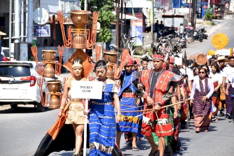 Kapolda NTT Hadiri Pawai Pembangunan 2026, 69 Tim Tampilkan Wajah Keberagaman NTT