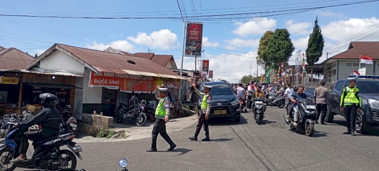 Satlantas Polres Manggarai Laksanakan Pengamanan Arus Lalu Lintas Saat Sholat Jumat di Masjid Baiturahman Kumba
