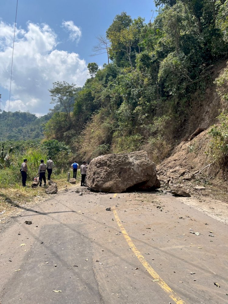 POLRES MANGGARAI TERUS LAKUKAN PENDATAAN DAN EVAKUASI PASCA GEMPA BUMI, 15 ORANG MENINGGAL DUNIA DAN 44 BANGUNAN RUSAK