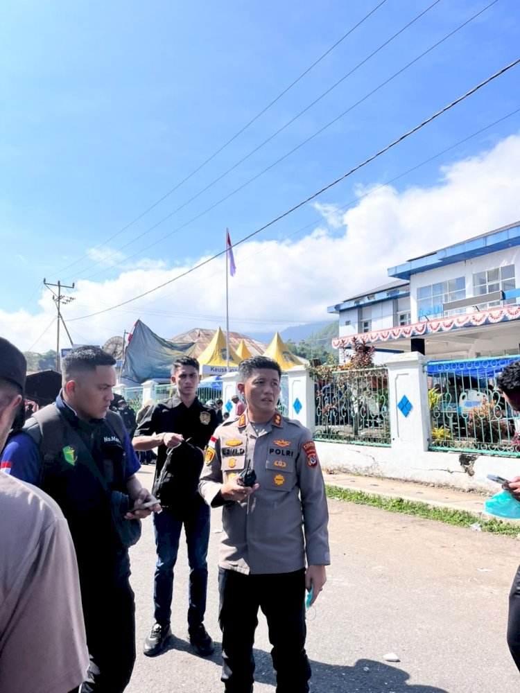KAPOLRES MANGGARAI TERJUN LANGSUNG KE LOKASI TERDAMPAK GEMPA, INSTRUKSIKAN PERSONEL UTAMAKAN EVAKUASI KORBAN