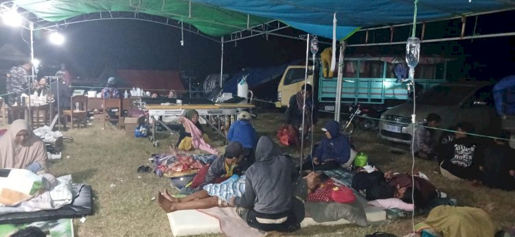 POLSEK REO EVAKUASI DAN BERIKAN BANTUAN KEPADA KORBAN GEMPA, PASTIKAN KEAMANAN SERTA KONDISI WARGA TETAP TERPANTAU