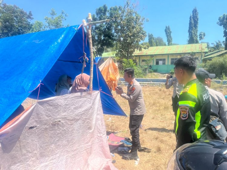 KAPOLRES MANGGARAI SERAHKAN BANTUAN KEPADA PENGUNGSI TERDAMPAK GEMPA DI REO, PASTIKAN PELAYANAN KESEHATAN DAN KEBUTUHAN DASAR TERPENUHI