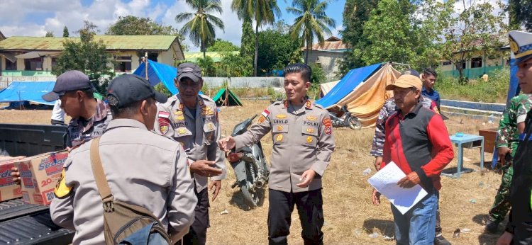 KAPOLRES MANGGARAI SERAHKAN BANTUAN KEPADA PENGUNGSI TERDAMPAK GEMPA DI REO, PASTIKAN PELAYANAN KESEHATAN DAN KEBUTUHAN DASAR TERPENUHI
