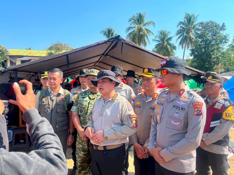 ASTAMAOPS KAPOLRI DIDAMPINGI WAKA POLDA NTT TINJAU PENGUNGSI GEMPA DI REO, SALURKAN 2.500 PAKET BANTUAN