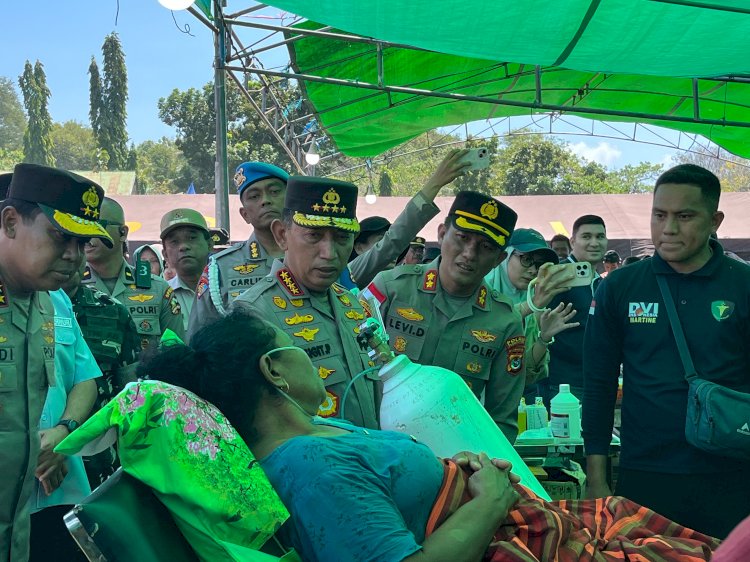 KAPOLRI BERSAMA KETUA KOMISI IV DPR RI TINJAU PENGUNGSI GEMPA DI REOK, SERAHKAN RIBUAN PAKET SEMBAKO DAN KEBUTUHAN PENGUNGSI