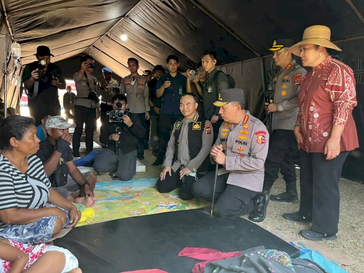 KAPOLRI BERSAMA KETUA KOMISI IV DPR RI TINJAU PENGUNGSI GEMPA DI REOK, SERAHKAN RIBUAN PAKET SEMBAKO DAN KEBUTUHAN PENGUNGSI