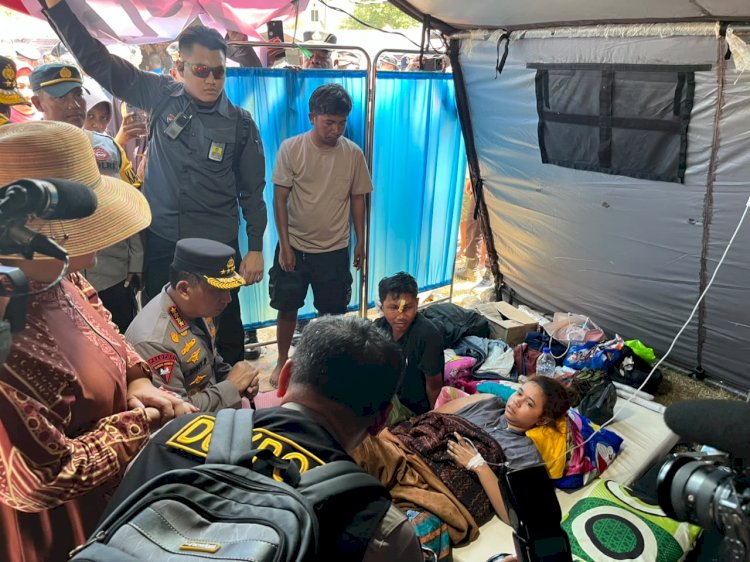 KAPOLRI BERSAMA KETUA KOMISI IV DPR RI TINJAU PENGUNGSI GEMPA DI REOK, SERAHKAN RIBUAN PAKET SEMBAKO DAN KEBUTUHAN PENGUNGSI