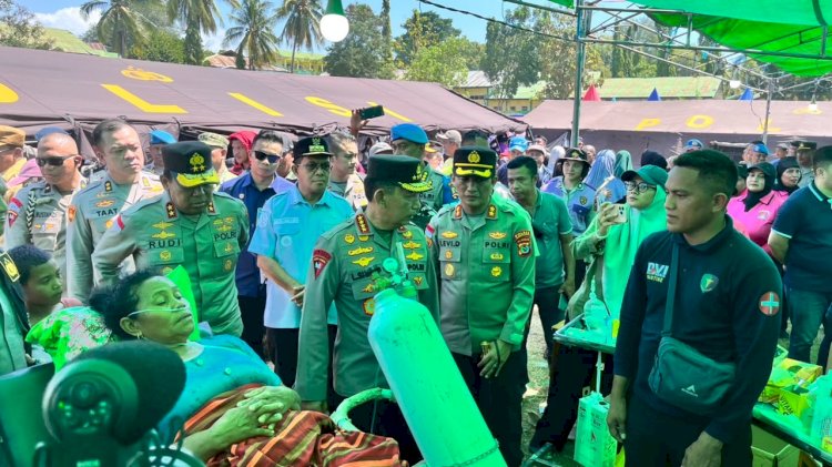 KAPOLRI DAN KETUA KOMISI IV DPR RI KUNJUNGI PENGUNGSI DI BARANG KOLO REO, KAPOLRES MANGGARAI PAPARKAN KONDISI PASCA GEMPA M 7,7 SR