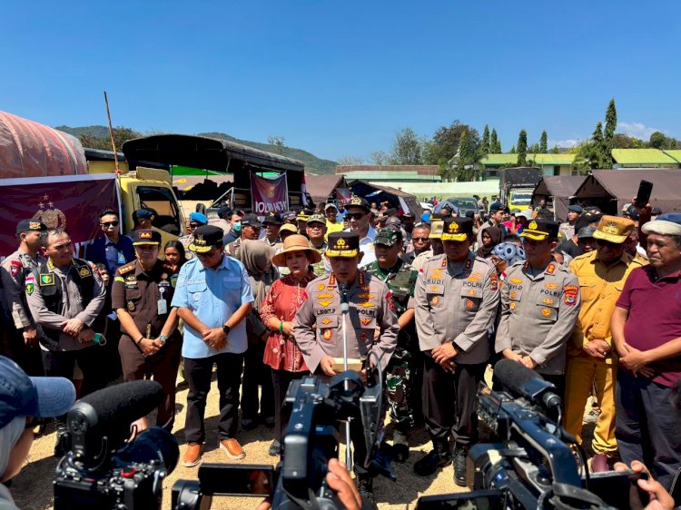 Polri Perkuat Penanganan Gempa NTT, Kapolri Tinjau Lokasi Terdampak dan Serahkan Bantuan*