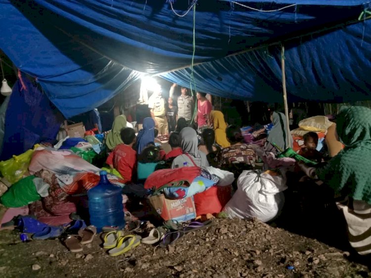 Bhabinkamtibmas Sambangi Camp Pengungsian Korban Gempa di Reok Barat, Hadir Berikan Rasa Aman dan Dukungan kepada Warga